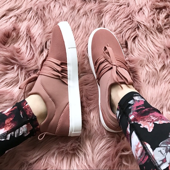 Shoes - ✨NEW✨ Mauve Mesh Sneaker